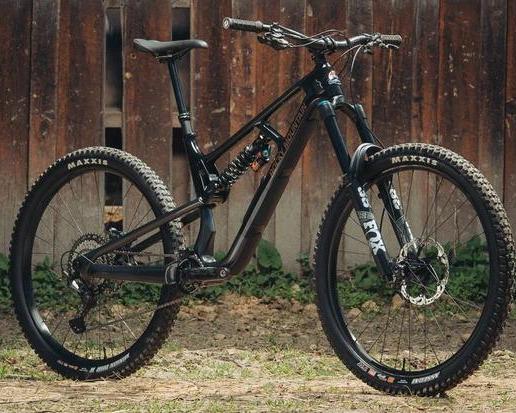 Новый велосипед Rocky Mountain Slayer оснащен встроенным хранилищем и совместим с вилкой типа Dual