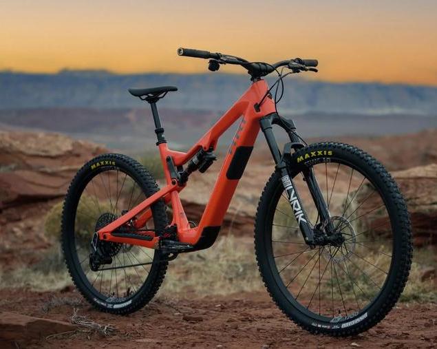 Компания Fezzari переименовывается в Ari и выпускает новый электрический MTB Nebo Peak