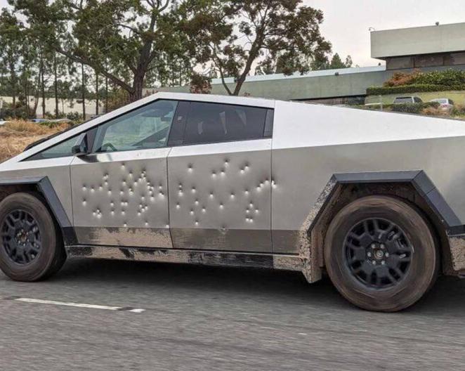 Электрический пикап Tesla Cybertruck расстрелляли из пулемета.</p>
<p>Пистолетом