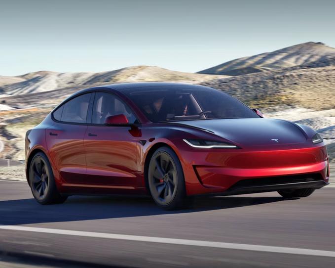 Tesla представила новый электромобиль Model 3 Performance