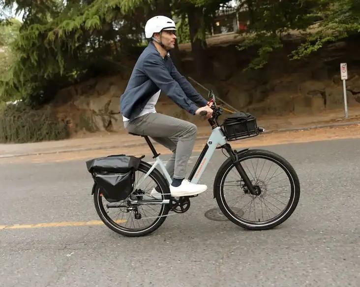 Компания Rad Power Bikes выпустила модель доступного электровелосипеда RadKick с ременным приводом