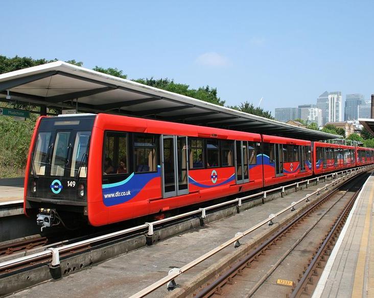 Запуск новых поездов легкого метро Лондона DLR отложен до конца 2024 года из
